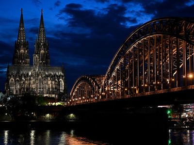 Cahaya Baru Katedral Cologne Menyapa Langit Malam