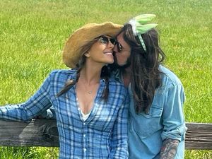 Elizabeth Hurley Diduga Pacaran dengan Ayah Miley Cyrus, Unggah Foto Ciuman