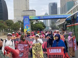 Hari Kartini, Emak-emak Gelar Aksi di Depan Gedung Sarinah Pakai Kebaya Hari Kartini, Emak-emak Gelar Aksi di Depan Gedung Sarinah Pakai Kebaya