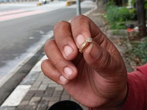 Bisa Tanpa Surat, Pedagang Emas Emperan Terima Perhiasan Rusak Bisa Tanpa Surat, Pedagang Emas Emperan Terima Perhiasan Rusak