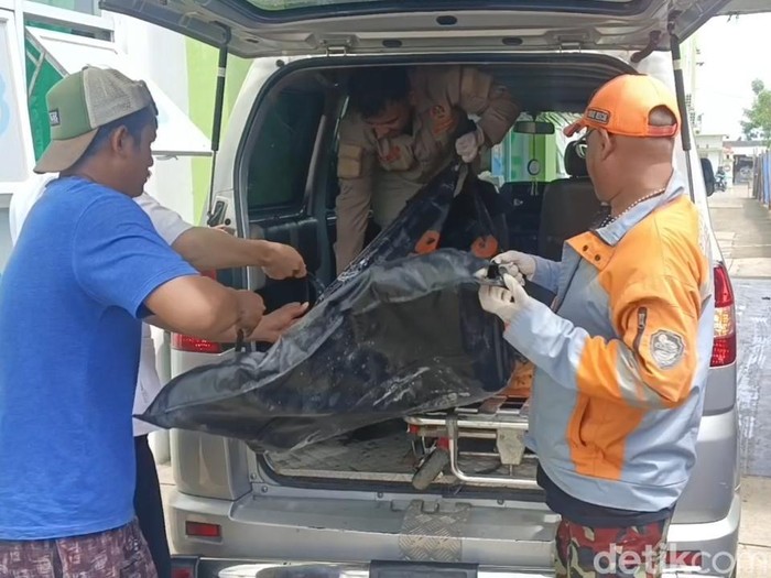Evakuasi korban kecelakaan di traffic light Comal Baru, Pemalang, Senin (21/4/2025). Evakuasi korban kecelakaan di traffic light Comal Baru, Pemalang, Senin (21/4/2025).
