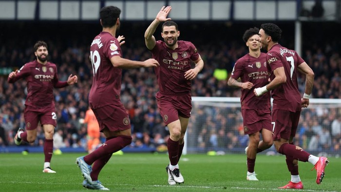 Soccer Football - Premier League - Everton v Manchester City - Goodison Park, Liverpool, Britain - April 19, 2025 Manchester Citys Mateo Kovacic celebrates scoring their second goal with Ilkay Gundogan and Omar Marmoush REUTERS/Phil Noble EDITORIAL USE ONLY. NO USE WITH UNAUTHORIZED AUDIO, VIDEO, DATA, FIXTURE LISTS, CLUB/LEAGUE LOGOS OR LIVE SERVICES. ONLINE IN-MATCH USE LIMITED TO 120 IMAGES, NO VIDEO EMULATION. NO USE IN BETTING, GAMES OR SINGLE CLUB/LEAGUE/PLAYER PUBLICATIONS. PLEASE CONTACT YOUR ACCOUNT REPRESENTATIVE FOR FURTHER DETAILS..