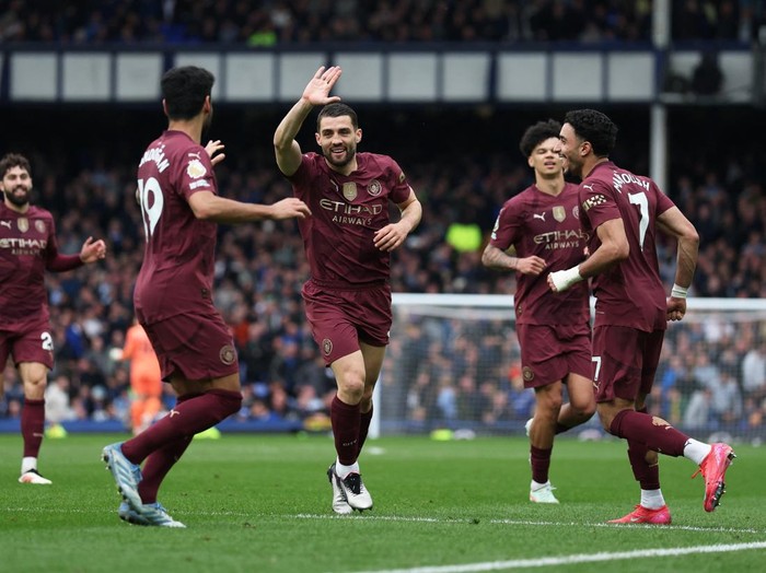 Soccer Football - Premier League - Everton v Manchester City - Goodison Park, Liverpool, Britain - April 19, 2025 Manchester City's Mateo Kovacic celebrates scoring their second goal with Ilkay Gundogan and Omar Marmoush REUTERS/Phil Noble EDITORIAL USE ONLY. NO USE WITH UNAUTHORIZED AUDIO, VIDEO, DATA, FIXTURE LISTS, CLUB/LEAGUE LOGOS OR 'LIVE' SERVICES. ONLINE IN-MATCH USE LIMITED TO 120 IMAGES, NO VIDEO EMULATION. NO USE IN BETTING, GAMES OR SINGLE CLUB/LEAGUE/PLAYER PUBLICATIONS. PLEASE CONTACT YOUR ACCOUNT REPRESENTATIVE FOR FURTHER DETAILS..