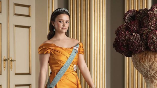 Potret Putri Denmark Kenakan Tiara Pertamanya Dalam Perayaan Ulang Tahun ke-18