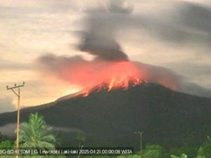 Gunung Lewotobi Laki-laki Meletus Tengah Malam, Warga Diminta Waspada Gunung Lewotobi Laki-laki Meletus Tengah Malam, Warga Diminta Waspada