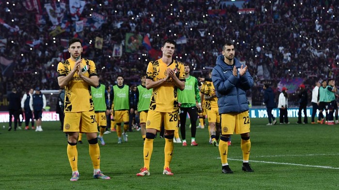 Soccer Football - Serie A - Bologna v Inter Milan - Stadio Renato DallAra, Bologna, Italy - April 20, 2025 Inter Milans Benjamin Pavard and Henrikh Mkhitaryan look dejected after the match REUTERS/Jennifer Lorenzini     TPX IMAGES OF THE DAY