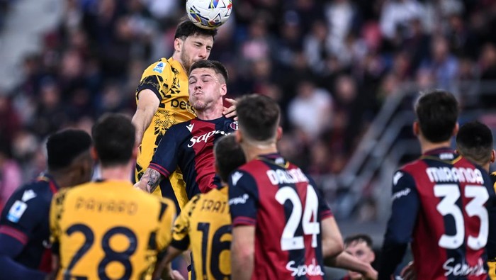 BOLOGNA, ITALY - APRIL 20: Emil Holm of Bologna competes for the ball with Carlos Augusto of Internazionale during the Serie A match between Bologna and Inter at Stadio Renato DallAra on April 20, 2025 in Bologna, Italy. (Photo by Image Photo Agency/Getty Images)