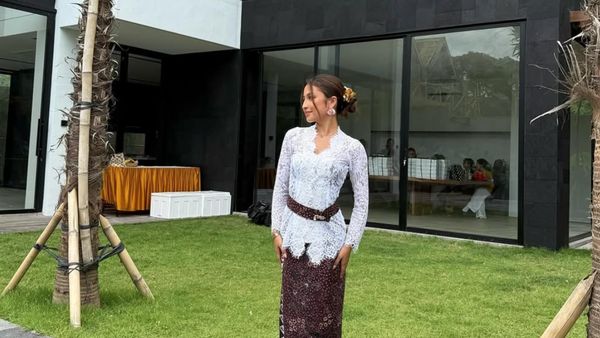 8 Foto Jennifer Coppen Syukuran Rumah Baru, Cantik & Anggun Pakai Kebaya Bali