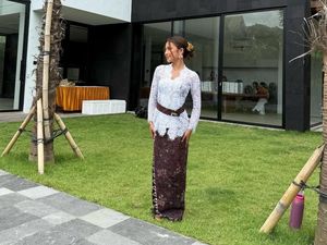 8 Foto Jennifer Coppen Syukuran Rumah Baru, Cantik & Anggun Pakai Kebaya Bali