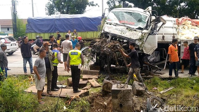 Kecelakaan beruntun truk tronton sabung truk boks dan tiga pemotor di bangjo Comal Baru, Pemalang, Senin (21/4/2025). Kecelakaan beruntun truk tronton sabung truk boks dan tiga pemotor di bangjo Comal Baru, Pemalang, Senin (21/4/2025).