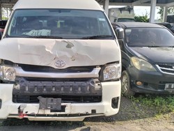 Brak! Minibus Terobos Bangjo Tabrak Pemotor ABG Depan Bandara YIA