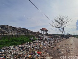Potret Gunung Sampah di Luar Area TPA Palem Raya Ogan Ilir