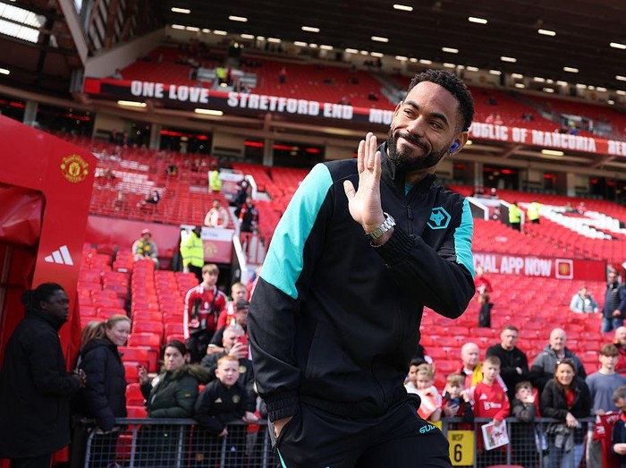 MANCHESTER, ENGLAND - APRIL 20: Matheus Cunha of Wolverhampton Wanderers acknowledges the fans as he inspects the pitch prior to the Premier League match between Manchester United FC and Wolverhampton Wanderers FC at Old Trafford on April 20, 2025 in Manchester, England. (Photo by Wolverhampton Wanderers FC/Wolves via Getty Images)