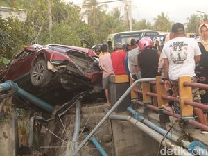Mobil Berisi Satu Keluarga Kecelakaan di Polman Usai Pulang Liburan Mobil Berisi Satu Keluarga Kecelakaan di Polman Usai Pulang Liburan