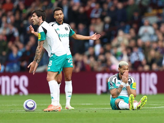 newcastle united sandro tonali joelinton liga inggris aston villa vs newcastle united premier league BIRMINGHAM, ENGLAND - APRIL 19: Joelinton of Newcastle United reacts during the Premier League match between Aston Villa FC and Newcastle United FC at Villa Park on April 19, 2025 in Birmingham, England. (Photo by Cameron Smith - Danehouse/Getty Images)
