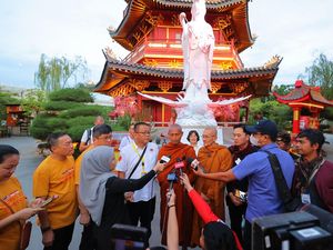 Nono Sampono Apresiasi 38 Bhikkhu Thudong Sempatkan Doa Bersama di PIK Nono Sampono Apresiasi 38 Bhikkhu Thudong Sempatkan Doa Bersama di PIK