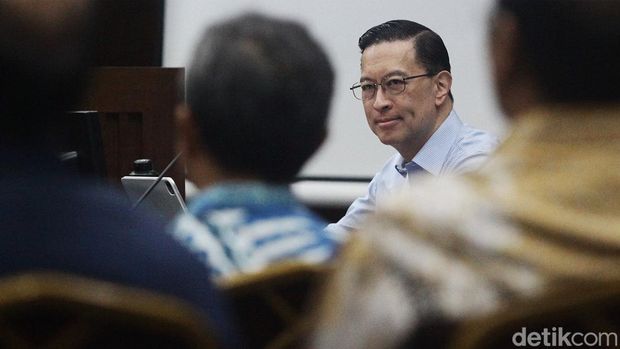 Terdakwa kasus dugaan korupsi impor gula Thomas Trikasih Lembong atau Tom Lembong mengikuti sidang lanjutan di Pengadilan Tipikor, Jakarta, Senin (21/5/2025). Sidang tersebut beragenda mendengarkan keterangan delapan saksi yang dihadirkan Jaksa Penuntut Umum (JPU) eks Deputi Bidang Agro Kemendag Wahyu Kuncoro, pegawai BPS M Firman, pegawai Kemendag Roro Fitriani, eks Kabid Pengawasan Bea Cukai Sulawesi Agus Amijaya, pegawai Ditjen Bea Cukai Darul Anggoro, Muhtadi, Rujito dan Wahyudi Adrianto.