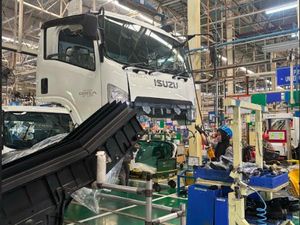 Kata Siapa Rakit Truk Harus Laki-laki? Wanita Juga Bisa Kok! Kata Siapa Rakit Truk Harus Laki-laki? Wanita Juga Bisa Kok!