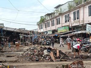Pasar Cikurubuk Mulai Ditata, Jalan Diaspal-Lapak PKL Dibongkar