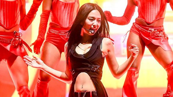 7 Gaya Seksi Jennie BLACKPINK Tutup Coachella 2025, Jaketnya Muat Lirik Lagu