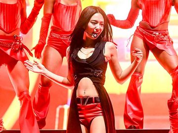 7 Gaya Seksi Jennie BLACKPINK Tutup Coachella 2025, Jaketnya Muat Lirik Lagu