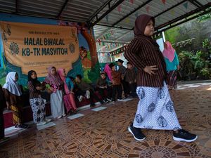 Peragaan Pakaian Tradisional Ramaikan Hari Kartini di Yogyakarta