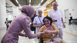Petugas Whoosh Rayakan Hari Kartini dengan Bagi Bunga