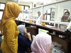 Hari Kartini, Polwan Samsat Sidoarjo Pakai Kebaya Saat Layani Warga