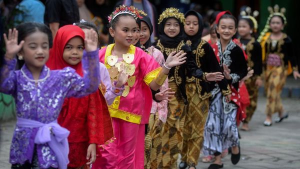 Potret Gemas Siswa SD Pakai Busana Tradisional di Hari Kartini
