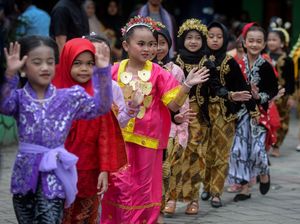 Potret Gemas Siswa SD Pakai Busana Tradisional di Hari Kartini Potret Gemas Siswa SD Pakai Busana Tradisional di Hari Kartini