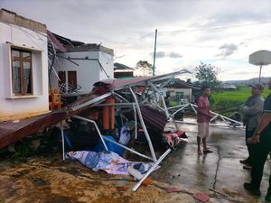 Hujan-Angin Puting Beliung Terjang Taput, 20 Rumah Warga Rusak Hujan-Angin Puting Beliung Terjang Taput, 20 Rumah Warga Rusak