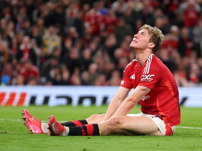 MANCHESTER, ENGLAND - APRIL 17: Rasmus Hojlund of Manchester United reacts during the UEFA Europa League 2024/25 Quarter Final Second Leg match between Manchester United and Olympique Lyonnais at Old Trafford on April 17, 2025 in Manchester, England. (Photo by Molly Darlington/Copa/Getty Images)