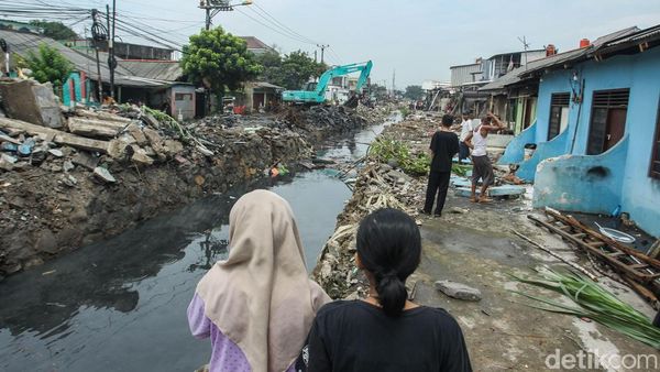Ratusan Bangunan Liar Sekitar Kali Baru Tambun Dibongkar