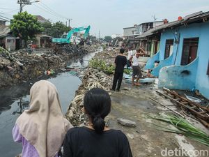 Ratusan Bangunan Liar Sekitar Kali Baru Tambun Dibongkar