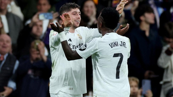Soccer Football - LaLiga - Real Madrid v Athletic Bilbao - Santiago Bernabeu, Madrid, Spain - April 20, 2025 Real Madrids Federico Valverde celebrates scoring their first goal with Vinicius Junior REUTERS/Isabel Infantes