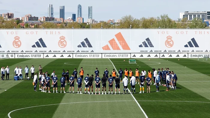Real Madrid tak hanya menyampaikan ucapan belasungkawa. Los Merengues turut berduka dengan mengheningkan cipta buat Paus Fransiskus sebelum latihan tim di Valdebebas.