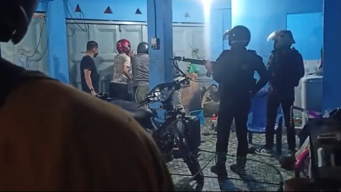 Sejumlah personel Polres Pelabuhan Belawan dikepung dan diserang sekelompok oknum masyarakat saat menggerebek narkoba di Medan. Penggerebekan ini dilakukan pada Rabu, 9 April 2025 malam.
