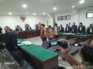 Sidang Dakwaan, Eks Gubernur Bengkulu Langsung Ditegur Hakim karena Ngobrol Sidang Dakwaan, Eks Gubernur Bengkulu Langsung Ditegur Hakim karena Ngobrol