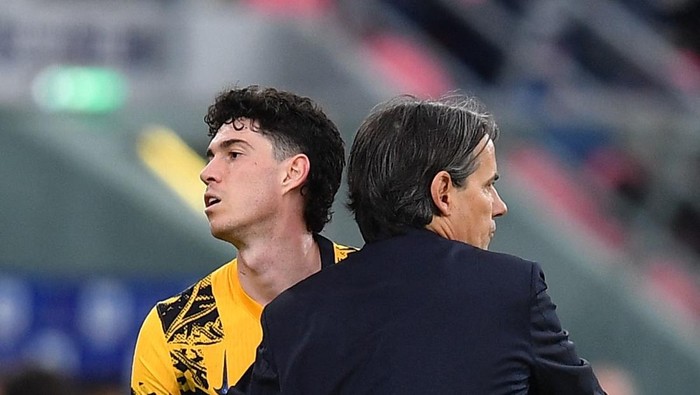 Soccer Football - Serie A - Bologna v Inter Milan - Stadio Renato DallAra, Bologna, Italy - April 20, 2025 Inter Milans Alessandro Bastoni with coach Simone Inzaghi after being substituted REUTERS/Jennifer Lorenzini