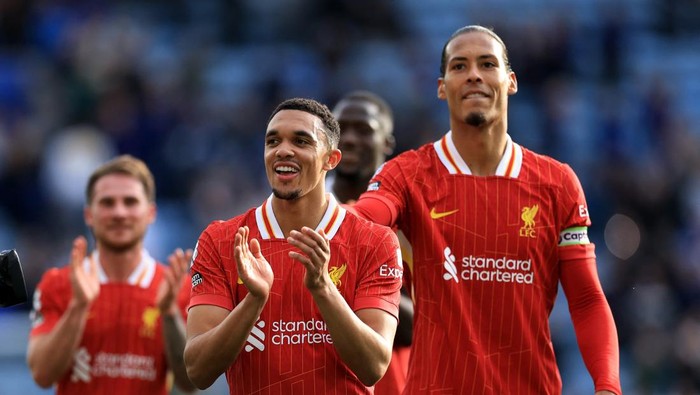 SOCCER-ENGLAND-LEI-LIV/REPORT Soccer Football - Premier League - Leicester City v Liverpool - King Power Stadium, Leicester, Britain - April 20, 2025 Liverpools Trent Alexander-Arnold and Liverpools Virgil van Dijk celebrate after the match Action Images via Reuters/Andrew Boyers EDITORIAL USE ONLY. NO USE WITH UNAUTHORIZED AUDIO, VIDEO, DATA, FIXTURE LISTS, CLUB/LEAGUE LOGOS OR LIVE SERVICES. ONLINE IN-MATCH USE LIMITED TO 120 IMAGES, NO VIDEO EMULATION. NO USE IN BETTING, GAMES OR SINGLE CLUB/LEAGUE/PLAYER PUBLICATIONS. PLEASE CONTACT YOUR ACCOUNT REPRESENTATIVE FOR FURTHER DETAILS..