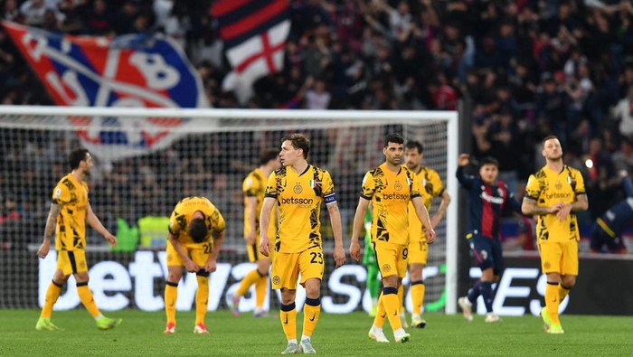 Soccer Football - Serie A - Bologna v Inter Milan - Stadio Renato DallAra, Bologna, Italy - April 20, 2025 Inter Milans Nicolo Barella looks dejected after Bolognas Riccardo Orsolini scores their first goal REUTERS/Jennifer Lorenzini
