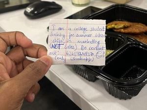 Pembeli Tersentuh Dapat Surat dari Pengantar Makanannya, Begini Pesannya Pembeli Tersentuh Dapat Surat dari Pengantar Makanannya, Begini Pesannya