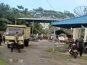 Anggota DPRD Asahan Ditangkap saat Rumah Digerebek Soal Judi Sabung Ayam Anggota DPRD Asahan Ditangkap saat Rumah Digerebek Soal Judi Sabung Ayam