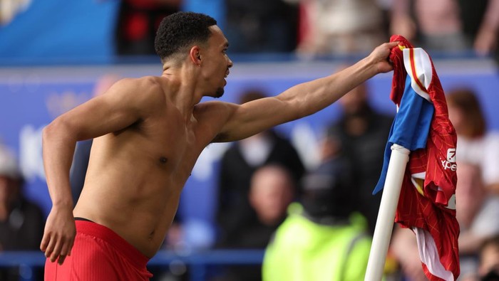 LEICESTER, ENGLAND - APRIL 20: Trent Alexander-Arnold of Liverpool removes his shirt from the corner flag as he celebrates scoring the first goal during the Premier League match between Leicester City FC and Liverpool FC at The King Power Stadium on April 20, 2025 in Leicester, England. (Photo by Catherine Ivill - AMA/Getty Images)