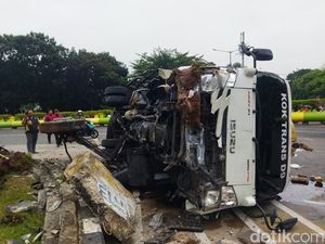 Truk Boks Muatan Air Mineral Terguling hingga Ringsek di Kemayoran