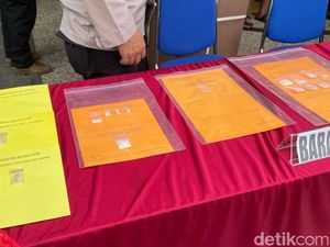 8 Pengedar Narkoba di Banjar Ditangkap, 15 Gram Sabu Disita 8 Pengedar Narkoba di Banjar Ditangkap, 15 Gram Sabu Disita