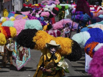 Rayakan Paskah, Warga Meksiko Pakai Topi Bak Ulat Bulu