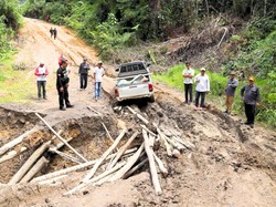 Langkah Wagub Kaltara Usai Cek Jalan Rusak Parah di Perbatasan Apau Kayan