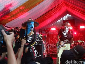 Sukatani Manggung di Peringatan Hari Bumi Warga Kendeng Pati Sukatani Manggung di Peringatan Hari Bumi Warga Kendeng Pati