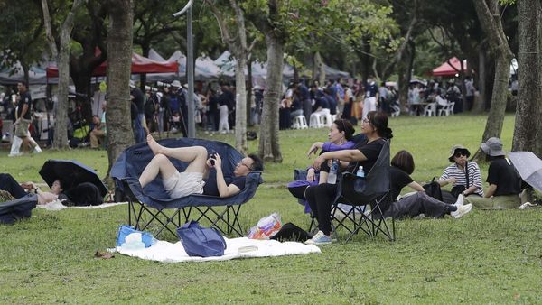 Warga Taiwan Asyik Santai di Taman Jelang Perayaan Hari Bumi